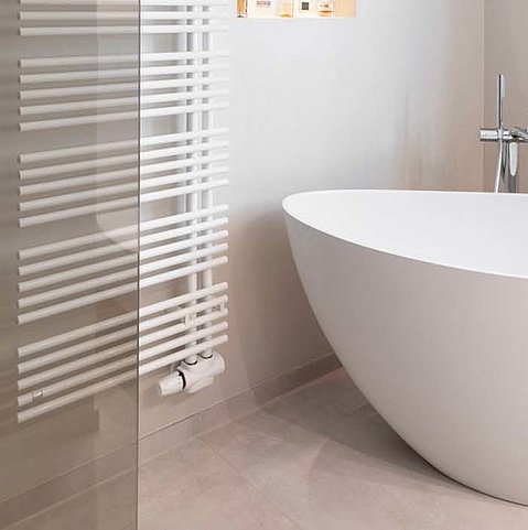 Bad-modern Helles modernes Bad mit freistehender Badewanne