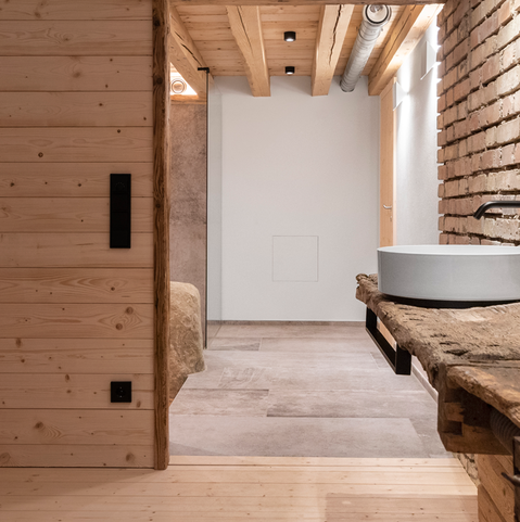 Ungewoehnliches Bad Ungewoehnliches Bad mit Werkbank und offener Ziegelwand