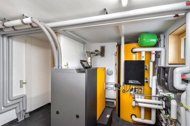 Moderne Pelletanlage mit Fernwartung – originales Sandholzer-Referenzfoto