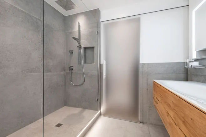 Bad und Gäste-WC im Penthouse – originales Sandholzer-Referenzfoto