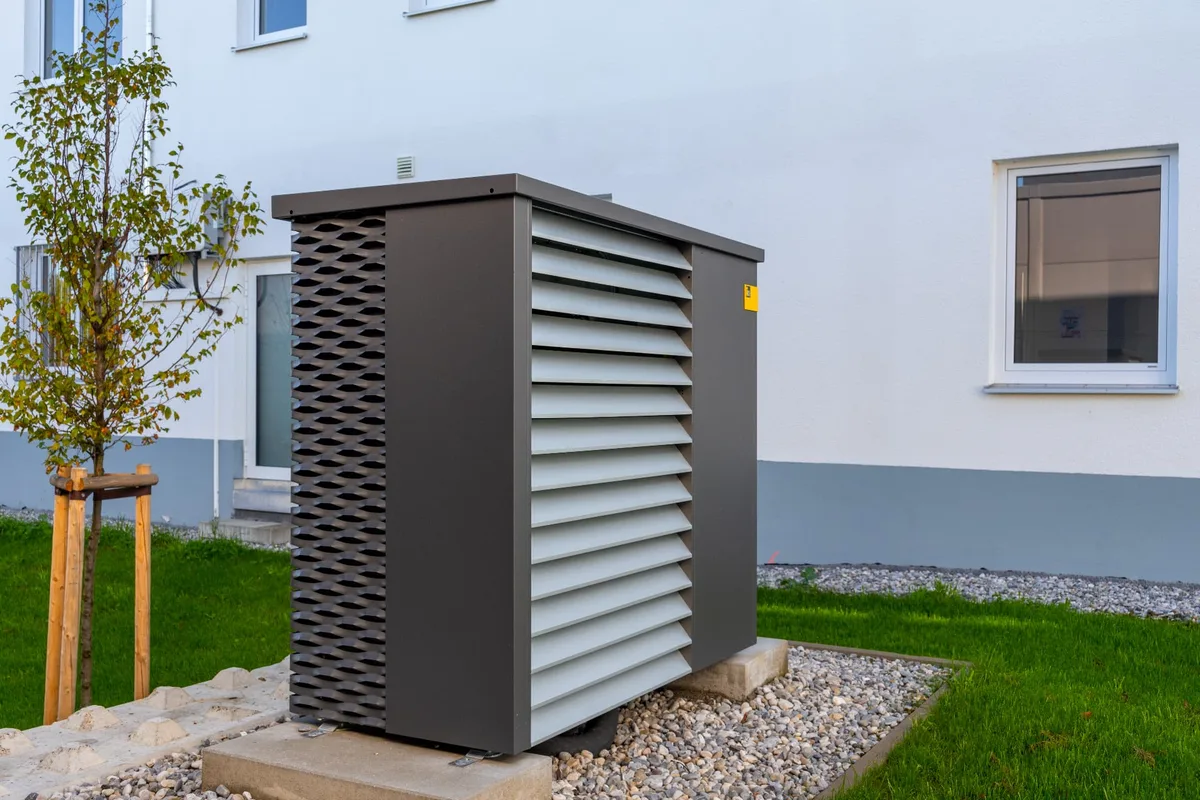 Heizungsanlage mit Speicher und angeschlossenen Heizungsleitungen