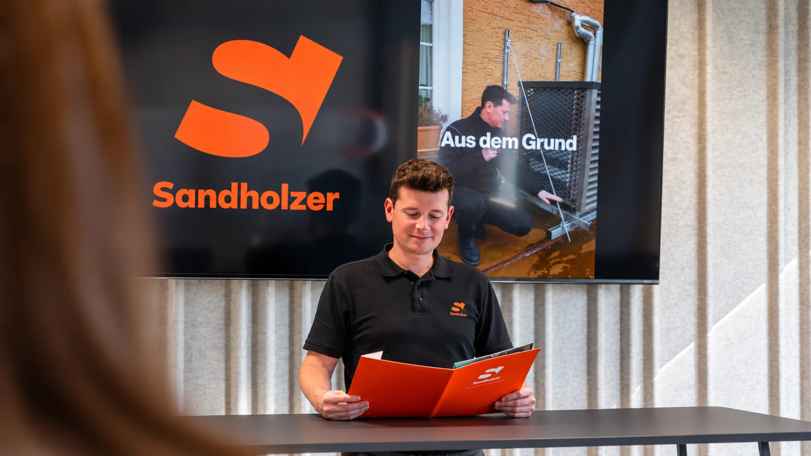 Timo Sandholzer bei der Projektpräsentation mit Sandholzer-Branding
