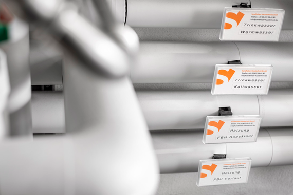 Rohrinstallation einer Pelletsheizung Beschriftete Anordnung der Heizungsrohre einer Pelletsheizung