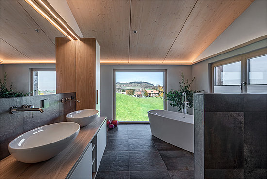 Bad-Naturfließen Modernes Bad mit Holz und Naturfließen dunkel