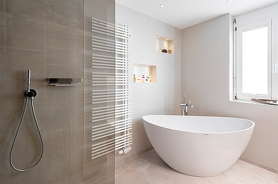 bad-modern helles modernes Bad mit Badewanne und Dusche