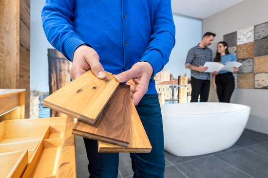 kunden-materialauswahl-holz-bad zeigen von zur auswahl stehenden hoelzern