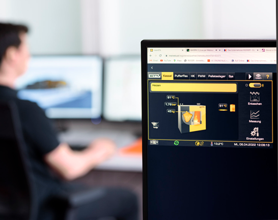 Heizung-Fernwartung Sandholzer vor Bildschirm bei Fernwartung