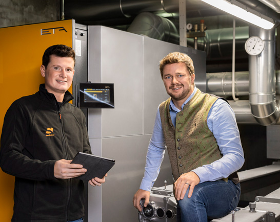 stueckholzkessel Timo Sandolzer ii beratungsgepräch mit kunde vor stueckholzkessel