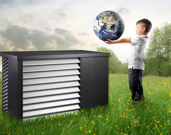 luft_waermepumpe Junge mit Erdkugel und Luftwärmepumpe