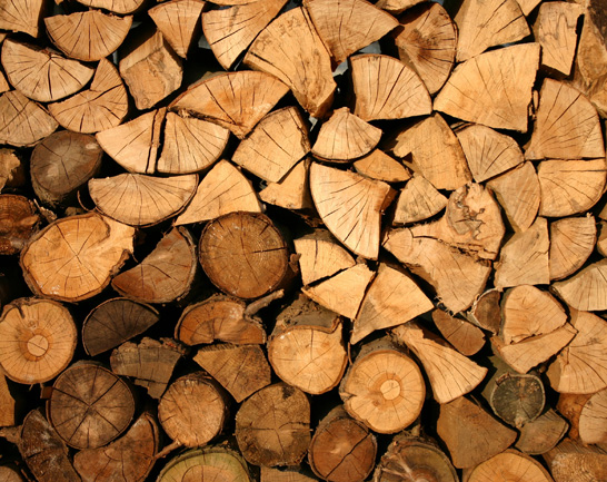 scheitholz-stapel brennholz als scheitholz aufgestapelt