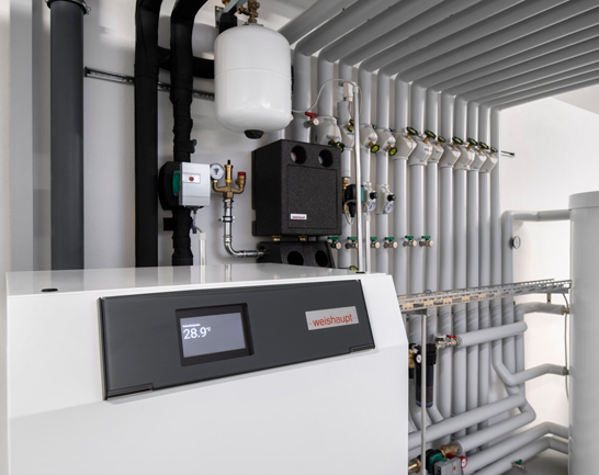 waermepumpe-anschluss-keller waermepumpe anlage in keller bedienpanel und verrohrung