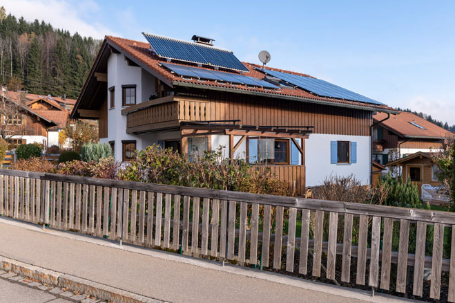 Haus mit Solaranlage und Roehrenkollektor