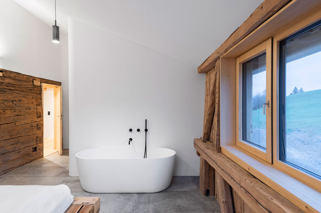 Ruhebereich mit freistehender Badewanne modern rustikaler Stil