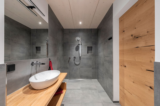 Duschbereich und Waschbecken in modernem Bad